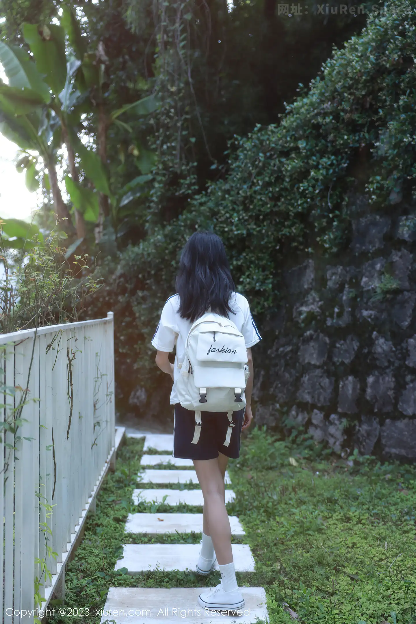 图片[2]-[XiuRen秀人网]2023.06.12 VOL.6895 糖豆sisi 白色短袖与蓝色短裤加粉色情趣内衣性感私房写真集-秀人网官方网站